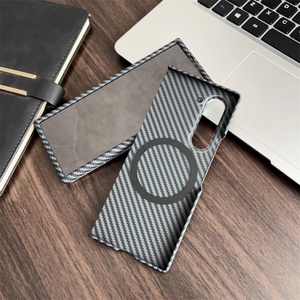 Étui de téléphone magnétique ultra-fin en fibre de carbone avec texture pour Samsung Z Fold 7 6 5 4 3 avec film en verre trempé et protection antichoc - Product Image 3