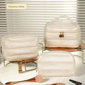 Bolsa de Maquillaje Acolchada, Portátil, Ligera y Moderna, Organizador de Artículos de Aseo, Bolsa de Cosméticos Personalizada - Product Image 6