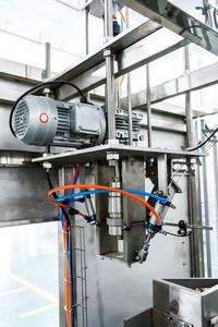 Instalación gratuita, aplicador de inserción de mango de anillo de cuello de botella PET grande, máquina de llenado de embotellado de agua para línea de llenado de agua - Product Image 6