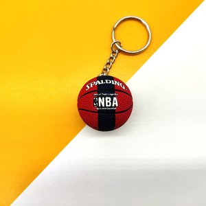 Bán buôn Trọng lượng nhẹ <span class=keywords><strong>PVC</strong></span> bóng rổ Keychain mini bóng rổ Mặt dây chuyền với UV in thể thao ĐộI Logo quà tặng cho người hâm mộ - Product Image 6