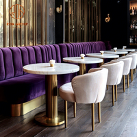Ensemble de mobilier de restaurant de luxe pour café, canapé en velours violet incurvé avec tables rondes en marbre et chaises beiges