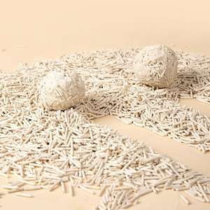 Fabricante OEM al por mayor de arena para gatos de Bajo polvo respetuoso con el medio ambiente 1-3mm forma de bola 10L 10KG 20KG arena para gatos de bentonita fuerte AGLOMERACIÓN - Product Image 6