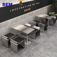Ensemble de meubles de restaurant, bar et cantine de style moderne et luxueux, canapé et chaises de style industriel, combinaison table et chaises