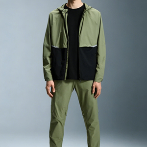 Conjunto Deportivo <span class=keywords><strong>de</strong></span> Lujo para Hombre: Chaqueta Ligera Impermeable <span class=keywords><strong>de</strong></span> Poliéster con Cremallera y Capucha, Pantalones Deportivos y Sudadera con Capucha - Product Image 4