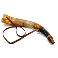 Corne de vache sculptée antique avec sangle en cuir, forme irrégulière, objet de collection artistique, style viking nordique, corne de chasse