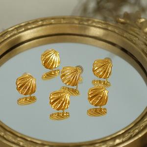 Pendientes de Concha Dorados, Par de Joyas de Moda de Estilo Retro Minimalista - Product Image 2
