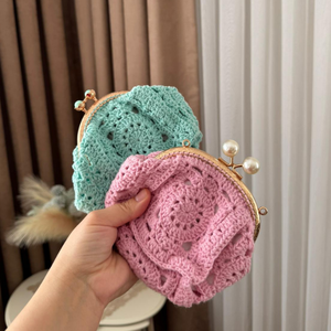 Porte-monnaie miniature de luxe fait main au crochet, sac coquille vintage à fermoir Kiss Lock, sac portefeuille tricoté avec fermoir perle - Product Image 1