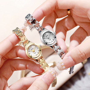 Montre pour femme avec bracelet en acier, montre à quartz, petite taille, style professionnel, montre de mode de niche - Product Image 5