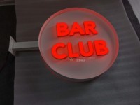 Enseigne de bar personnalisée pour pubs, en acrylique rouge à bords chanfreinés, en acier inoxydable, boîte LED double face, étanche IP67 pour intérieur, fabrication de précision