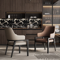 Chaise de salle à manger moderne de luxe avec accoudoirs, siège et dossier en cuir PU souple, structure en bois noir, chaise d'appoint pour la décoration de la maison