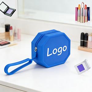 กระเป๋าเครื่องสำอางซิลิโคนอเนกประสงค์น้ำหนักเบาขายดี พร้อมโลโก้สั่งทำ ซิปกันน้ำ หรูหรา สำหรับการเดินทาง - Product Image 6