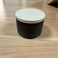 Caisse noire mate ronde de bidon de cylindre fait sur commande avec 3 pieds de points et surface sans couture