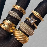 HOVANCI 13mm breit 18 Karat Gold IP-Beschichtung Edelstahl Glattes Ehering Chunky Ring Wunderschöner detaillierter Gold Bold Ring für Damen
