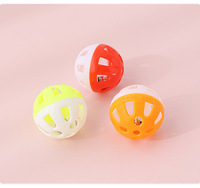Jouets pour chats en plastique écologiques modernes en gros pour fabricants, avec clochettes, forme sphérique, jouet interactif d'exercice, motif de dessin animé