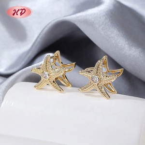 Aros Clásicos con Circonitas Transparentes en Forma de Estrella de Mar, Chapados en Oro de 18K, Estilo Vintage, Unisex - Product Image 1