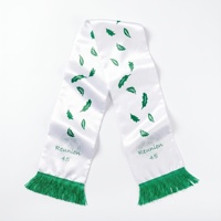 Écharpe de sport musulmane en satin de polyester doux et lisse, imprimés aux couleurs vives sur le thème de l'équipe, franges vertes, fonction anti-transpiration pour le match