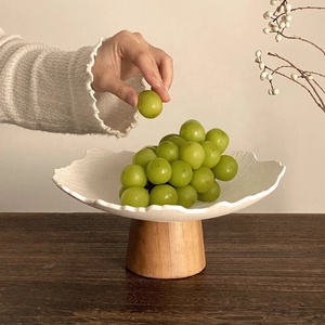 Assiettes créatives en céramique à bord irrégulier Base en bois Bols à collation décoratifs pour table Assiette à dessert pour gâteau et fruits - Product Image 4