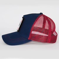 Rode en marineblauwe kleurblok-trucker pet met 5 panelen, aanpasbaar - ademende mesh snapback pet met klittenbandpatch & one size fits all