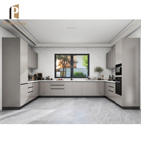 Cuisine modulaire italienne moderne en forme de U, haut de gamme, finition brillante, avec plan de travail en marbre, panier de rangement et robinet