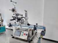 Machine d'étiquetage automatique des coins de boîtes en carton avec commande PLC, étiqueteuse pour surfaces planes pour les petites entreprises