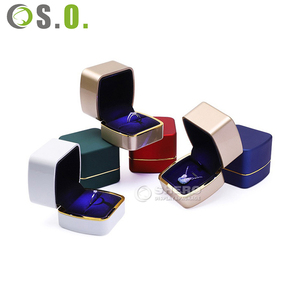 Boîte à bijoux LED peinte mat personnalisée, boîte à bagues lumineuse de luxe pour boutique - Product Image 4