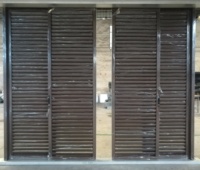 Pare-soleil architectural à lames fixes en aluminium, design moderne, durable, écologique, facile à nettoyer, fabrication professionnelle, immeuble de bureaux