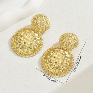 Boucles d'oreilles pendantes de style OL européen et américain, haut de gamme, plaquées or, avec motif floral et diamants, polyvalentes, simples, luxueuses et tendance - Product Image 3