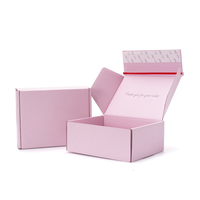 Boîte d'expédition en carton ondulé personnalisée. Papier kraft rose pour boîtes d'expédition de vêtements, logo personnalisé