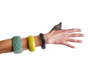 Bracelets en résine personnalisés polis à la main sculptés à la main Combinaisons de couleurs audacieuses Style ange Accessoires de mode uniques Toutes occasions - Product Image 1