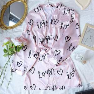 Sfy-y5062 Prix d'usine Ensemble pyjama en satin 3 pièces imprimé cœurs roses avec robe, gilet et short pour femmes – Nuisette et pyjama pour adultes - Product Image 3