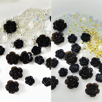 50 pièces d'accessoires pour nail art en résine noire en forme de camélia, fleurs de rose avec perles en acier et décoration d'ongles en perles
