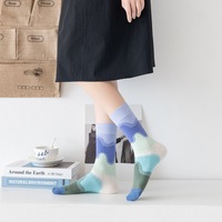 Chaussettes chaudes d'hiver épaissies de style Ins pour femmes Couleur de contraste de longueur d'équipage en coton pour un usage quotidien