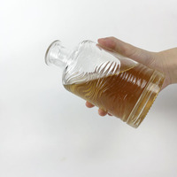 Prix usine clair vide ondulations de l'eau gravure Brandy Vodka Gin bouteille en verre avec couvercle