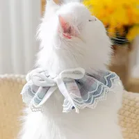 Offre Spéciale mignon accessoires pour animaux de compagnie académie Plaid chat bavoir chien bave serviette année de noël décoré vent collier Pet Bandanas arc
