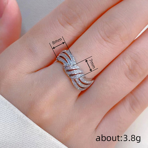 Bague torsadée tressée pour femme, bijou de doigt élégant et scintillant - Product Image 4