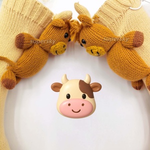 Calcetines de Piso Unisex con Diseño de Vaca de las Tierras Altas, Bordado 3D, Antideslizantes, Cálidos para Invierno, Multifuncionales para Uso Diario, Directo de Fábrica, MOQ Bajo - Product Image 4