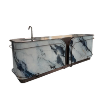 Fabricant de comptoirs de bar en marbre bleu invisible de luxe, sur mesure pour hôtels et restaurants, avec évier intégré et rampe en bronze
