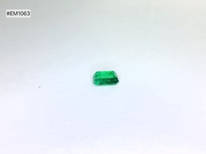 Émeraude zambienne supérieure taille octogonale 1,07 ct, qualité 3A, couleur intense, excellente transparence, pierre précieuse non montée pour bijoux - Product Image 4