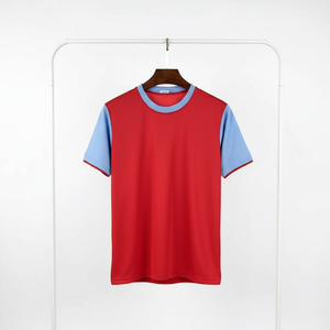 West Ham United, le club de l'Est de Londres, personnalise les noms d'équipes de football et les numéros de joueurs pour les fans et les joueurs. - Product Image 1