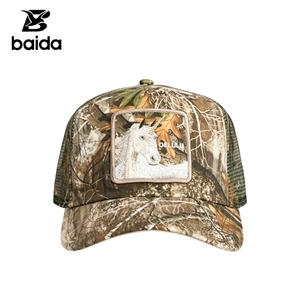 Gorra de béisbol tipo camionero con parche bordado de unicornio camuflaje forestal, letras Delulu, parte trasera de malla y cierre snapback ajustable, al por mayor - Product Image 1