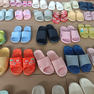 Chaussons d'intérieur usagés, chaussures en caoutchouc, chaussures d'occasion pour hommes, femmes et enfants, en balles de kg - Product Image 2