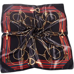 Foulard Quadrato in Raso Nero 90x90cm Personalizzato all'Ingrosso, Stile Etnico <span class=keywords><strong>per</strong></span> Signore, Sensazione Seta, <span class=keywords><strong>Bandana</strong></span> <span class=keywords><strong>per</strong></span> <span class=keywords><strong>Capelli</strong></span> con Motivo a Catena - Product Image 2