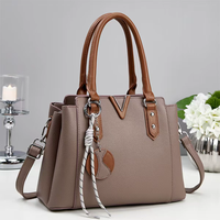 Fournisseur de sacs en gros – Sac à bandoulière de luxe pour femme en cuir PU, grand sac fourre-tout avec accent en V métallique, sac à bandoulière