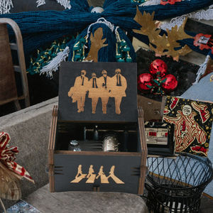 Caja Musical de Madera Navideña Personalizada con Manivela, Carrusel Giratorio, Canción Navideña, Diseño Cuadrado Moderno y Ecológico - Product Image 4