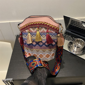 Sac fourre-tout vintage en crochet pour femme, sac à bandoulière en cuir PU tissé de haute qualité avec pompon, style rétro Tanjing - Product Image 6