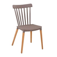 Chaises en plastique de style Windsor de différentes couleurs avec des pieds en bois