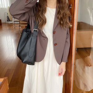 กระเป๋าสะพายไหล่สไตล์เกาหลีย้อนยุค PU นุ่ม กระเป๋าสะพายความจุขนาดใหญ่สำหรับชุดประจำวัน สีน้ำตาล สีทึบ หัวเข็มขัดแม่เหล็ก - Product Image 5