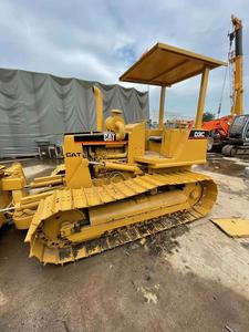 Topadora de cadenas Caterpillar D3C amarilla, equipo de construcción con cuchilla y motor para tareas de movimiento de tierras - Product Image 5