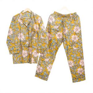 Conjunto de Pijama Elegante de Algodón Suave con Estampado Floral Digital para Mujer, Ropa de Dormir Amarilla de Larga Duración para Vacaciones de Primavera y Uso Diario - Product Image 1
