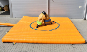 Traje de Sumo Japonés Tradicional de PVC con Colchoneta Inflable de 6m y Soplador - Product Image 6